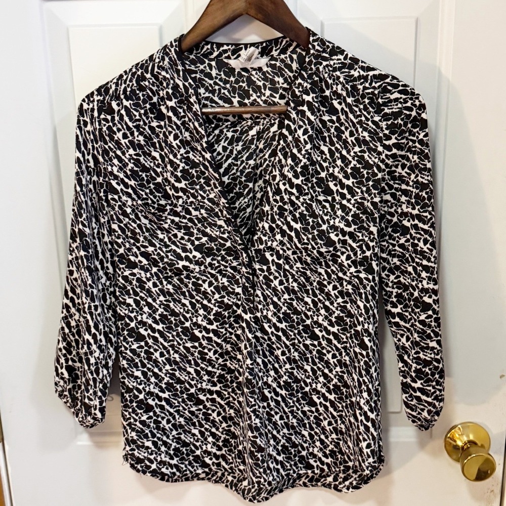 H&M Blouse Womens Size 4 Black White Abstract Animal Print V-Neck 3/4 Sleeve Top